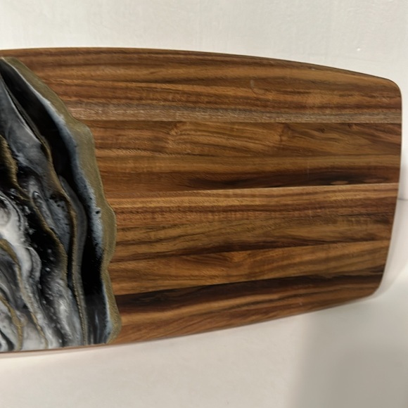 Resin black and gold design cutting board with handle - Picture 5 of 9